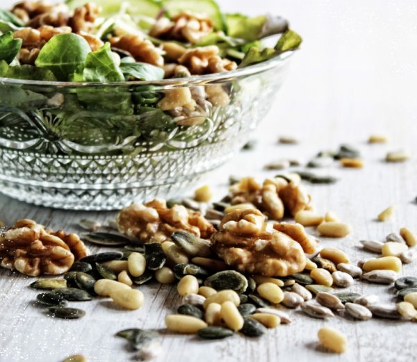 Salademix met pijnboompitten, zonnebloempitten, pompoenpitten en stukjes walnoten