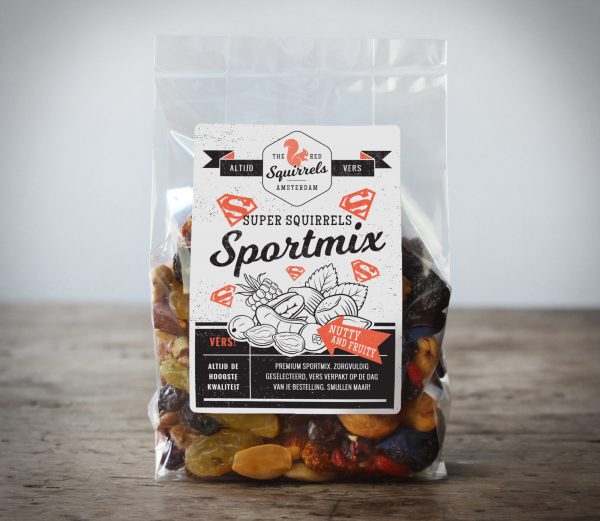 Sportmix met niet-geroosterde, gemengde noten, superfoods, rozijnen en pompoenpitten.